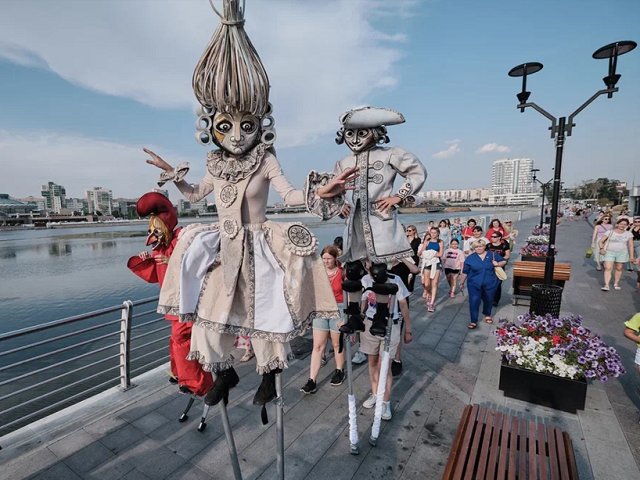 Всероссийский фестиваль уличных театров «Театры без крыш» Всероссийский фестиваль уличных театров «Театры без крыш»